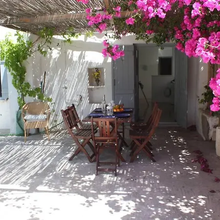 Cycladic House+Garden In Historic Heart Parikia Holiday home